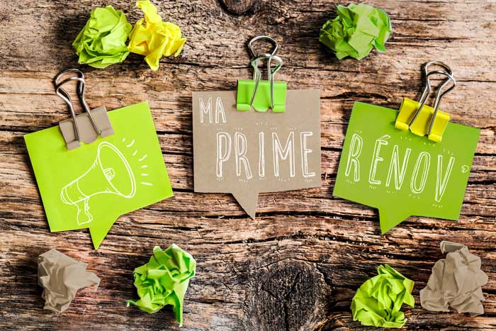 "Ma prime rénov" inscrit sur des post-its